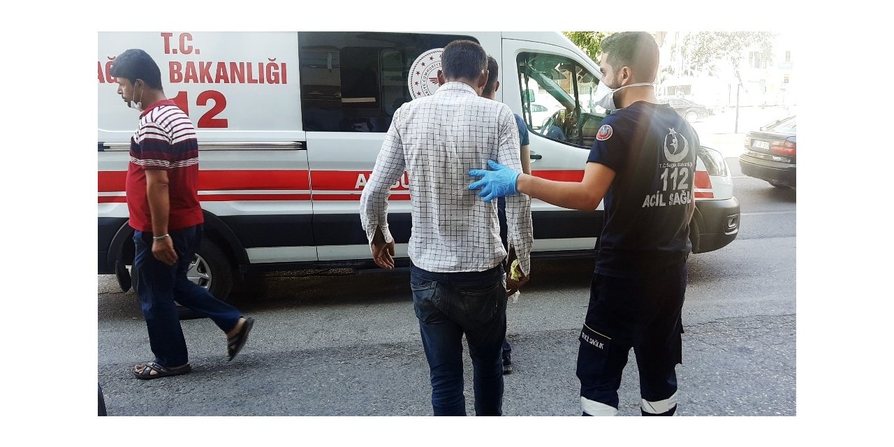 Yol ortasında madde kullanan gence otomobil çarptı: 1 yaralı