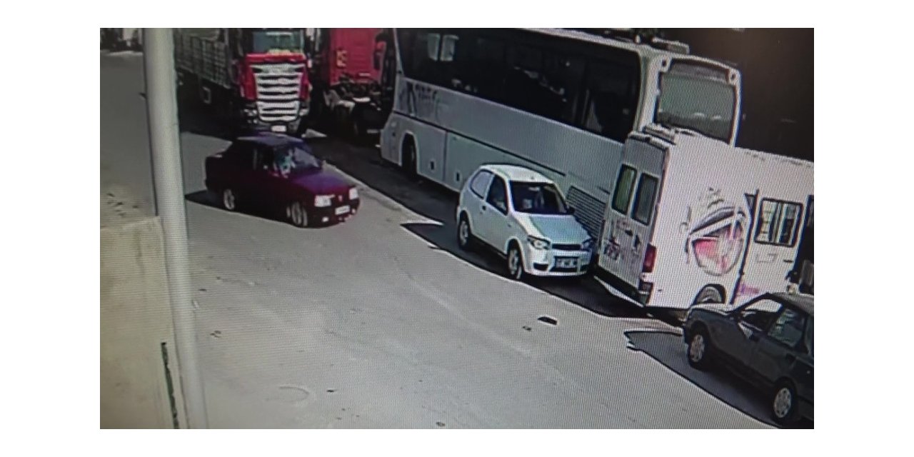 Kontrolden çıkan otomobil üç araca çarptı, briket yığınlarına vurarak durabildi