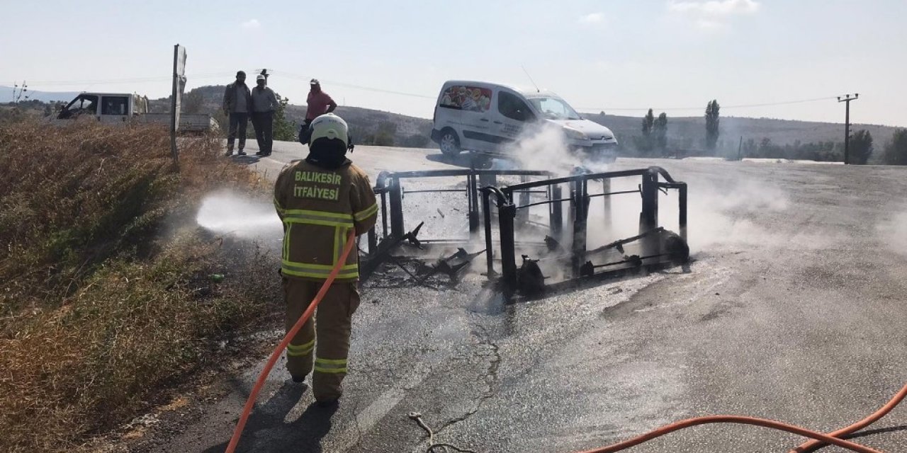 Balıkesir’de kamyonet ana yolda yandı