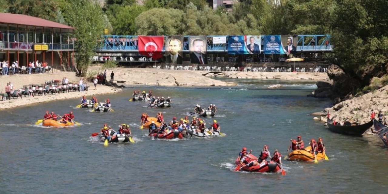 Munzur’da 200 sporcuyla rafting, renkli görüntülere sahne oldu