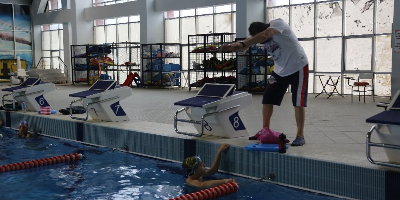 Özel sporcular engellere kulaç atıyor