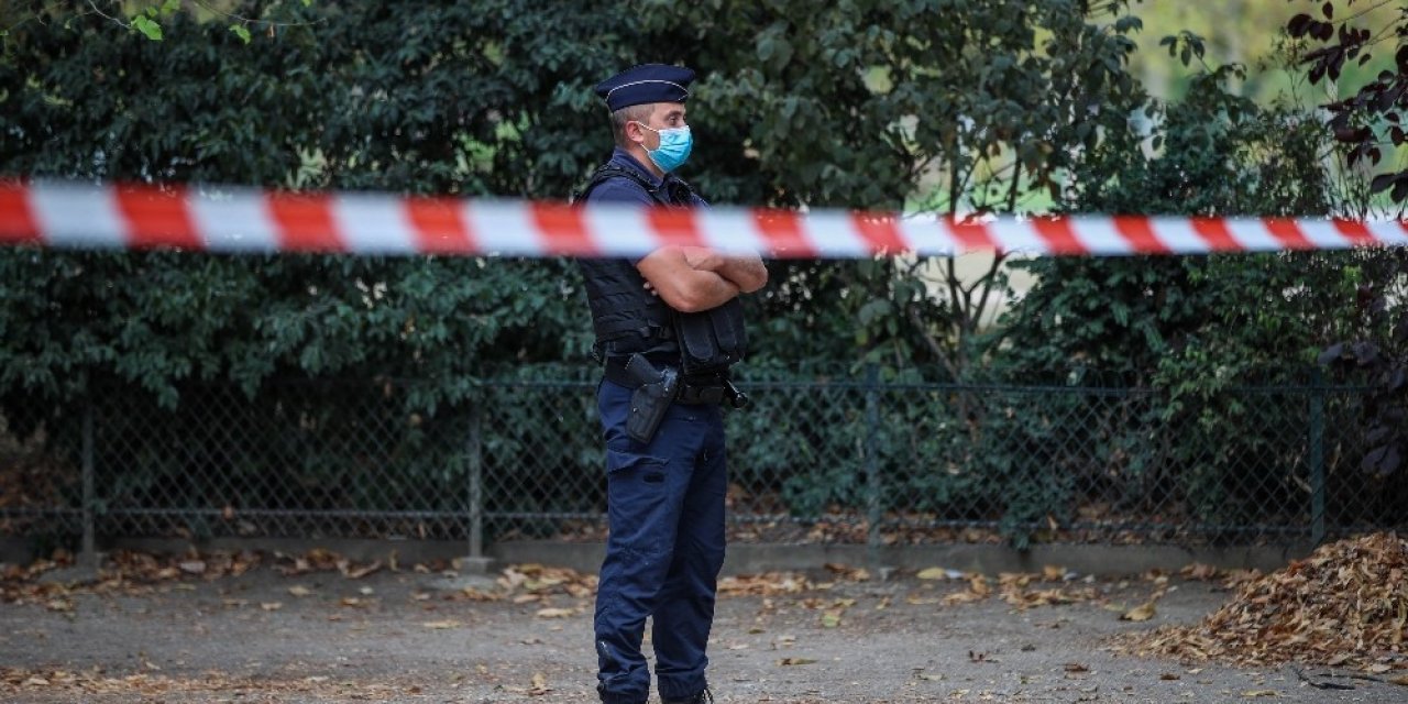 Paris’te bomba ihbarı üzerinde Eyfel Kulesi’nin çevresi boşaltıldı