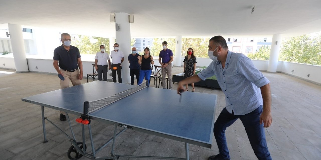 Başkan Tarhan’dan çalışanlara masa tenisi jesti