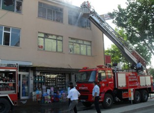 Züccaciye deposundaki yangın korkuttu