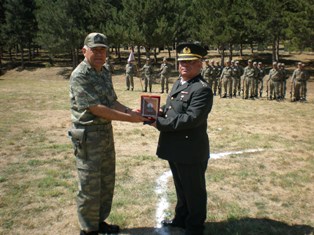 Akşehir Garnizon'unda devir teslim