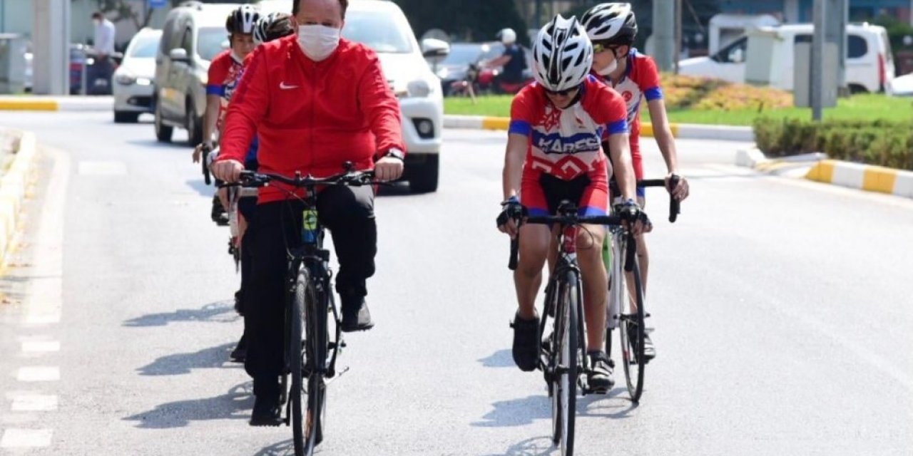 Başkan Orkan belediyeye pedal çevirerek geldi