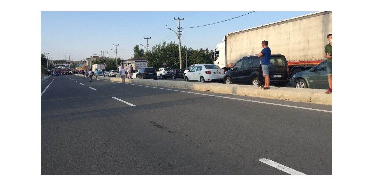 Bisikletli çocuğa kamyon çarptı, mahalleli yolu kapatarak tepki gösterdi