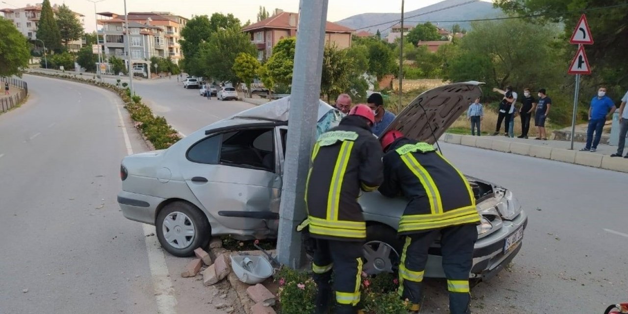 Aydınlatma direğine çarpan otomobilde sürücü sıkıştı