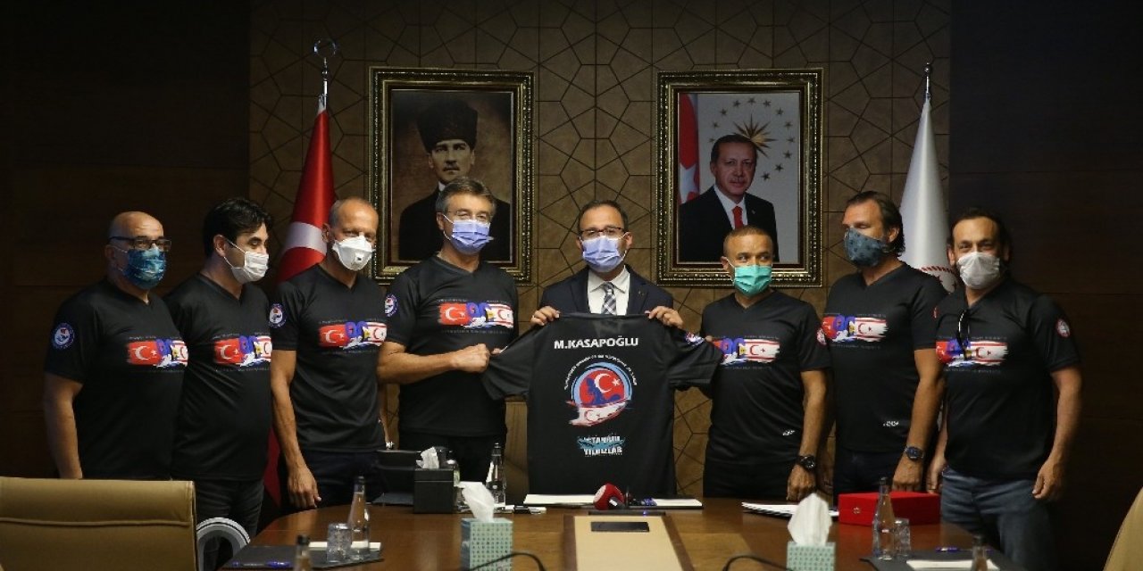 Bakan Kasapoğlu Kıbrıs’a kadar yüzen sporcularla bir araya geldi