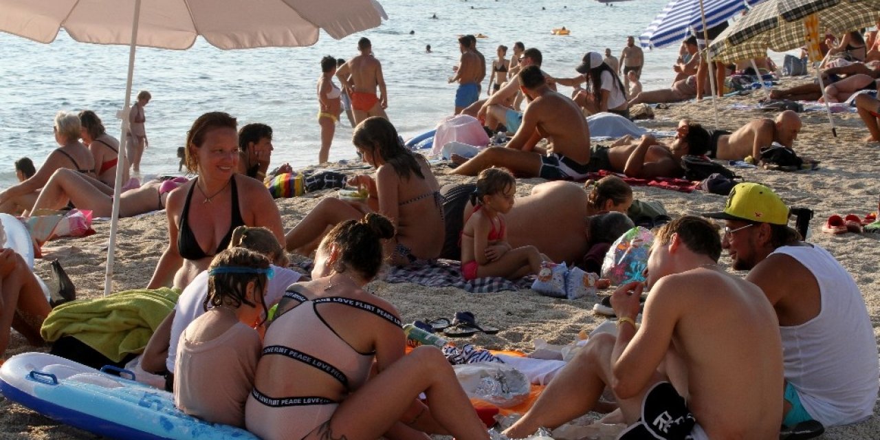 Alanya’da sahiller tıklım tıklım