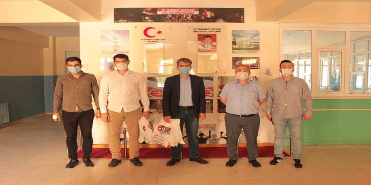AK Parti’den öğrencilere hediye