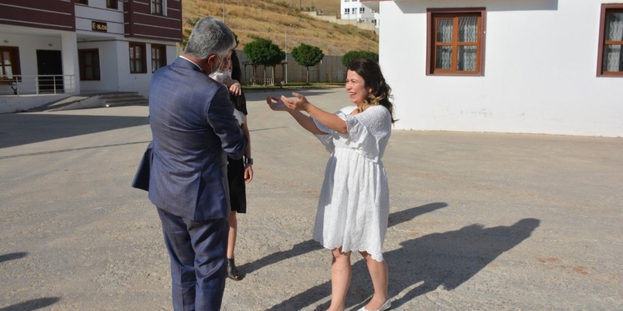 Koruyucu aile olan Esra Dursun, Adal bebeği gelin arabasıyla teslim aldı