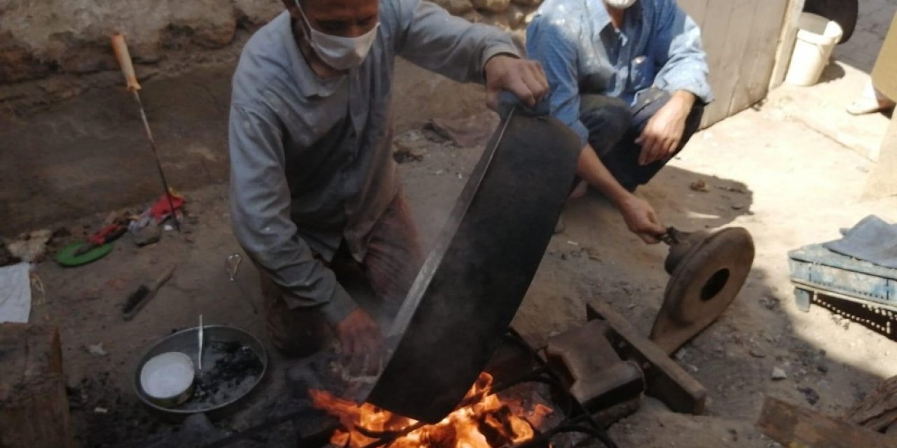 Baba mesleği kalaycılığı ayakta tutmaya çalışıyorlar