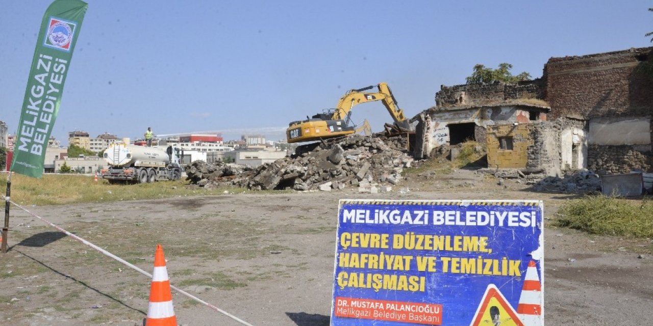 Başkan Dr. Palancıoğlu; “Gülük Mahallesinde tehlike arz eden metruk yapılar yıkılıyor”