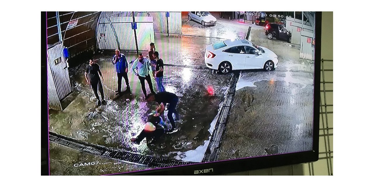 Kaçırıldığı araçtan yola atlayınca başka bir otomobilin altında kalan adam kurtarılamadı