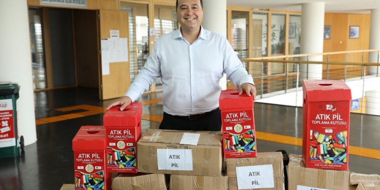 Akhisar’da 250 kilo atık pil ile 100 bin metreküp toprağı kurtarıldı