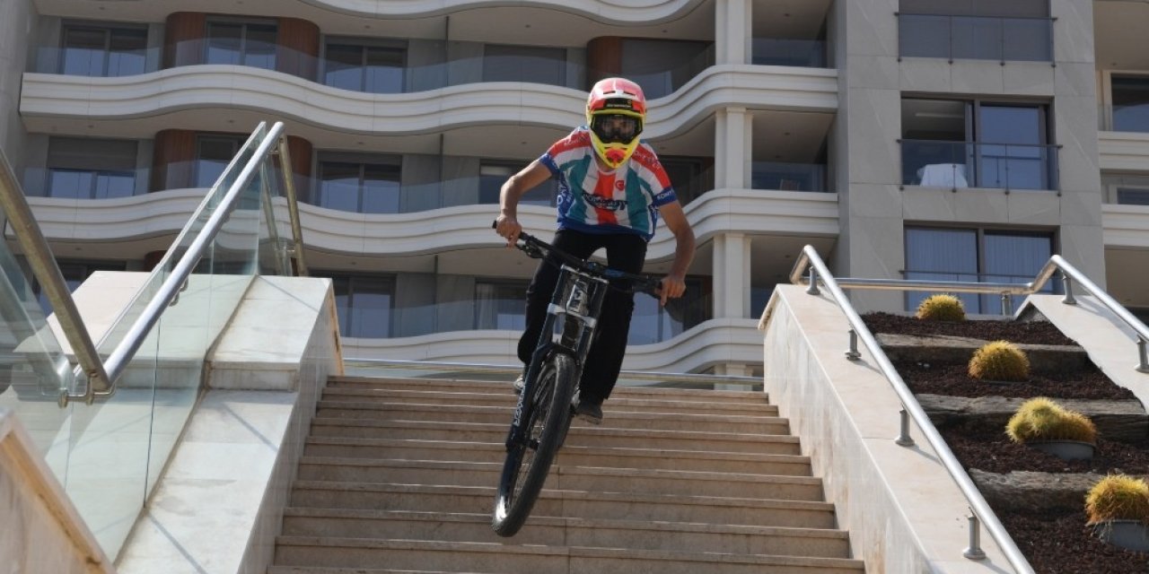 Konyaaltı bisikletçisi Downhill Yarışları’nda şampiyon oldu