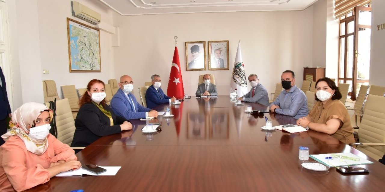 Manisa’da İl Sağlık Müdürlüğü personeli ile korona virüs tedbirlerini görüştü