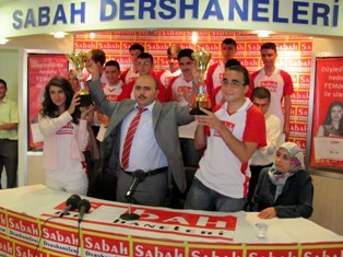 Sabah şampiyonlarına kupa verdi