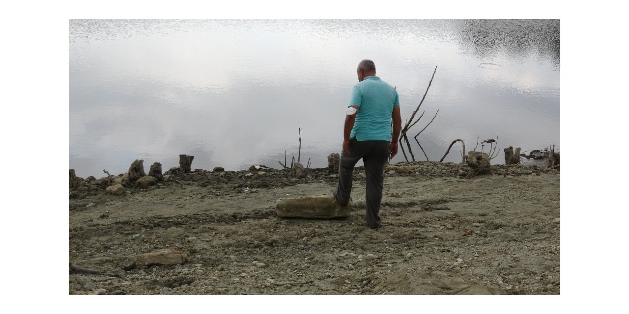 Göletin yanında eski mezarlık olduğunu duyan soluğu o köyde alda