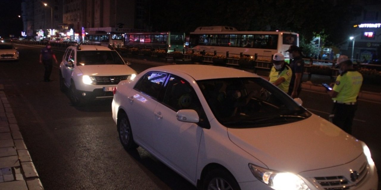 Maske takmayan vatandaştan ceza yazan polise tepki