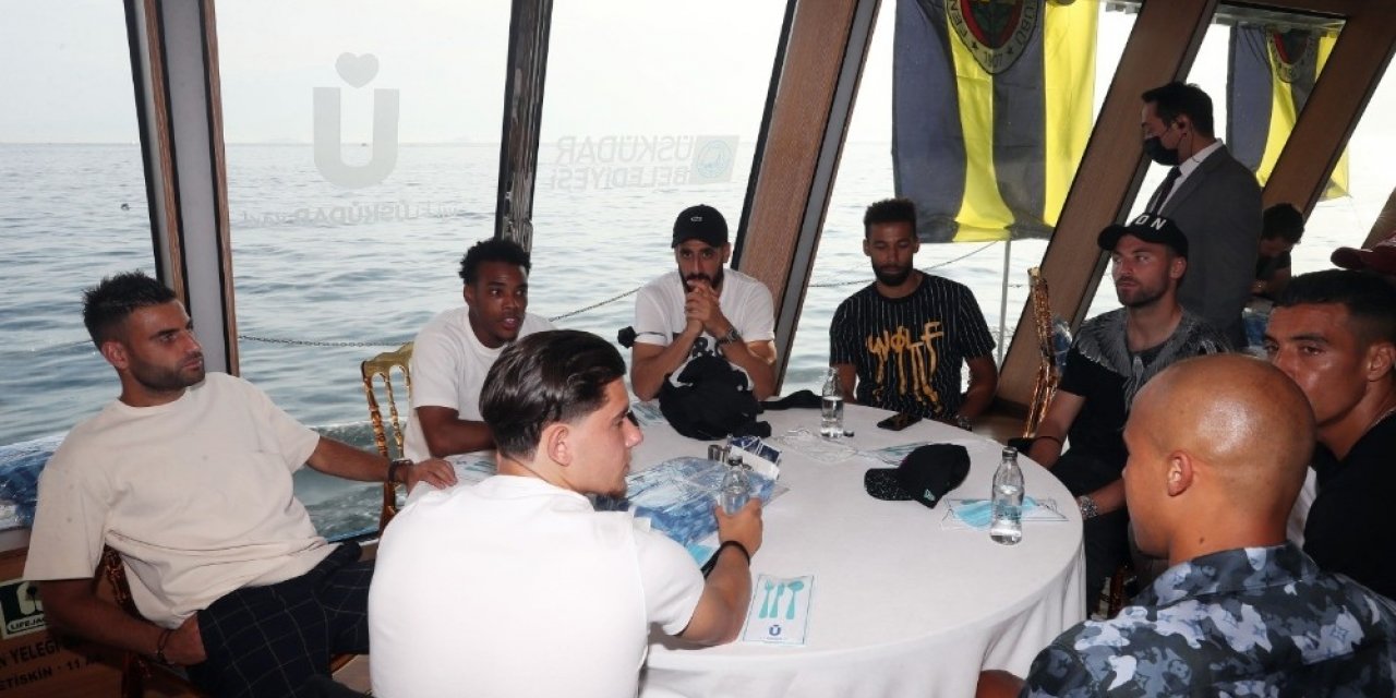 Fenerbahçe derbi öncesi tekne turuyla moral depoladı