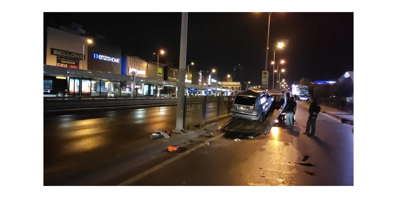Direksiyon hakimiyetini kaybeden sürücü demir korkuluklarına çarpıp araçta sıkıştı