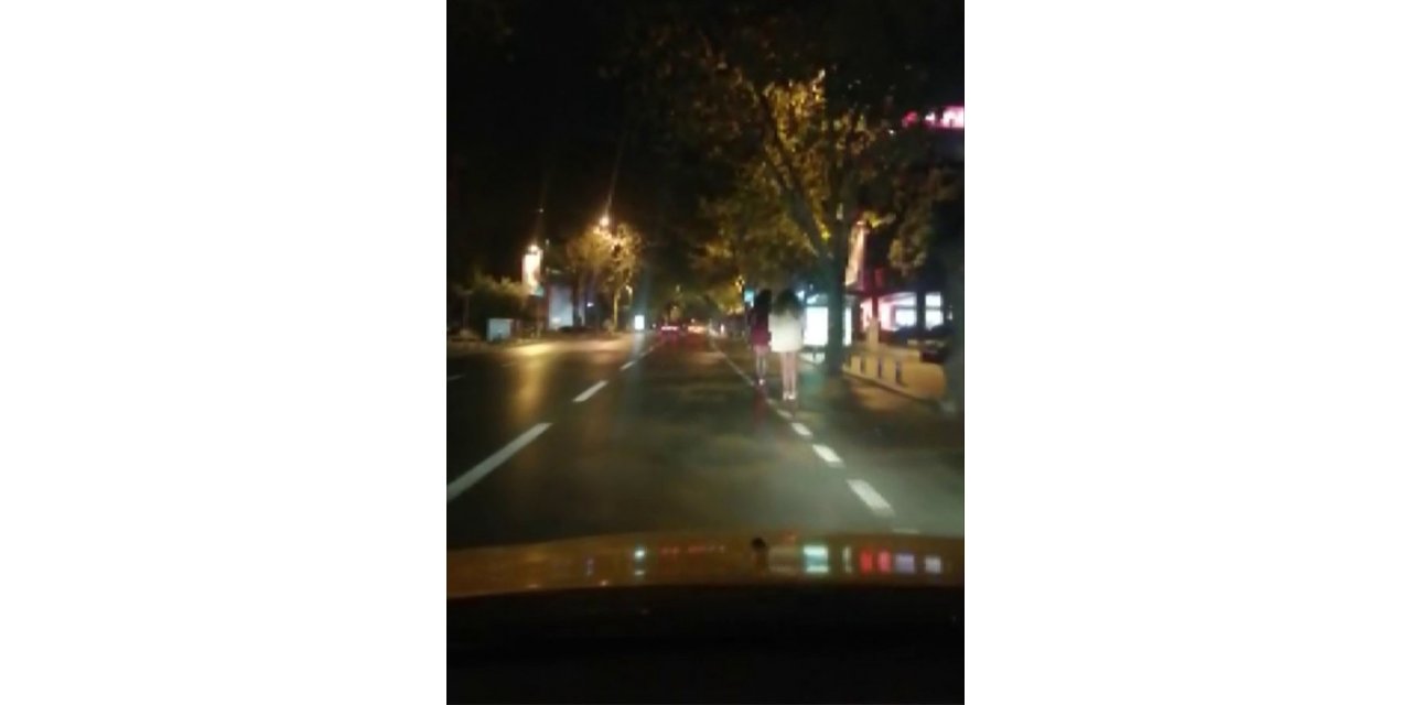Bağdat Caddesinde genç kızların scooter ile trafikte tehlikeli yolculuğu kamerada