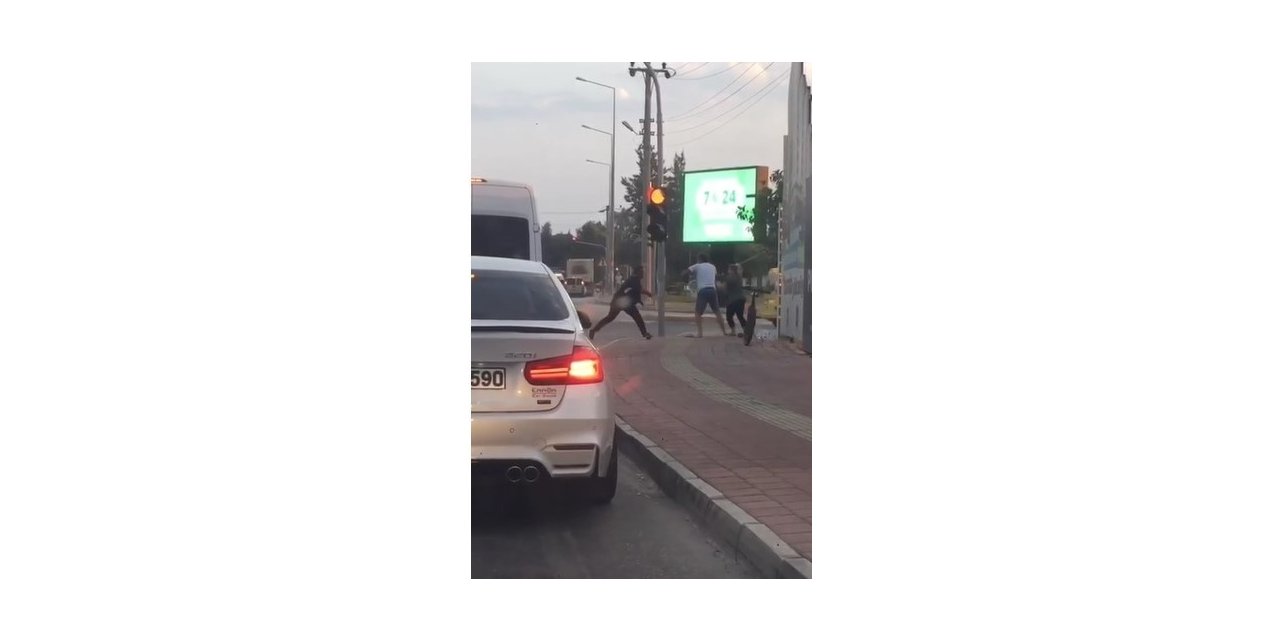 Antalya’da trafikte sopalı kavga