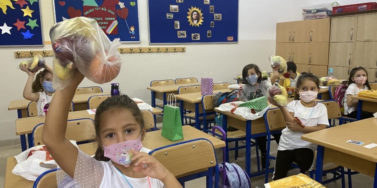 Okullar meyve doldu, öğrencilerin yüzü güldü