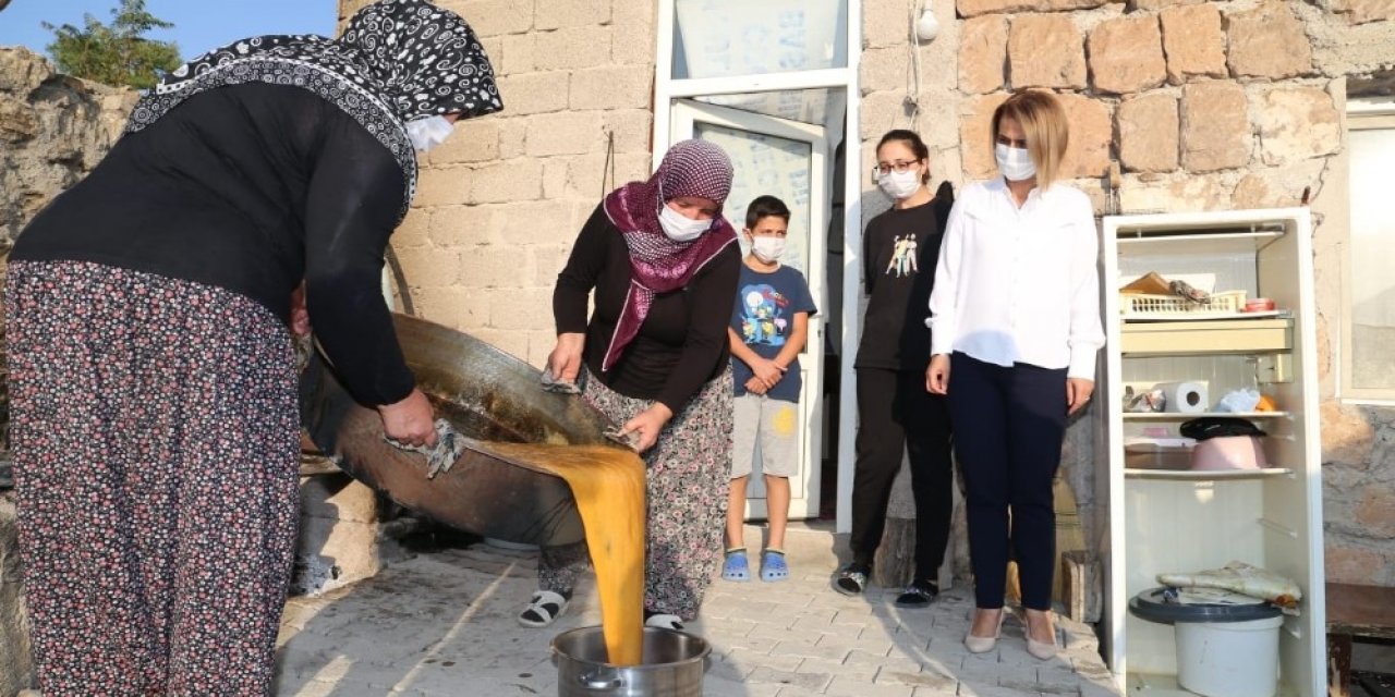 Nevşehir Valisi Becel, köyde pekmez kaynattı