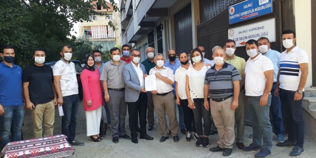 Salihli AK Parti İlçe Başkanı Dinç mazbatasını aldı