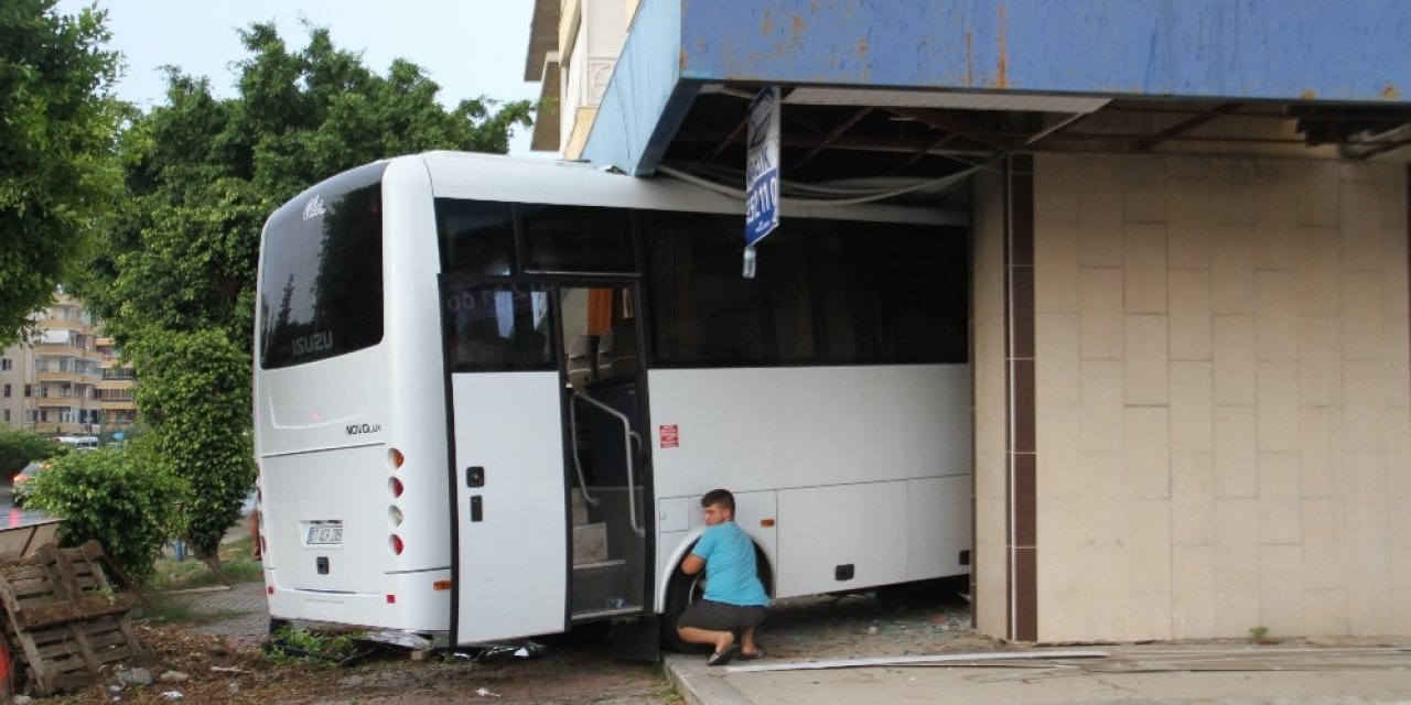 Boş dükkana giren otobüs bina sahiplerini ayağa kaldırdı