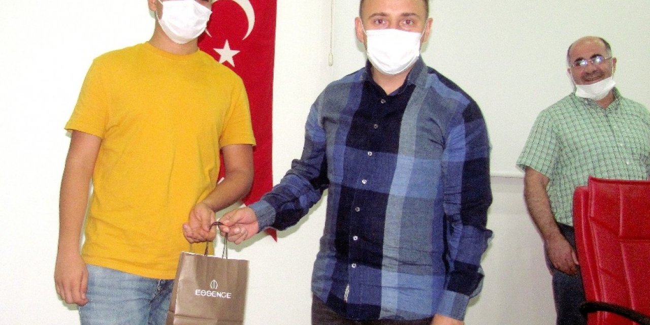 Araban’da başarılı 60 öğrenciye kol saati