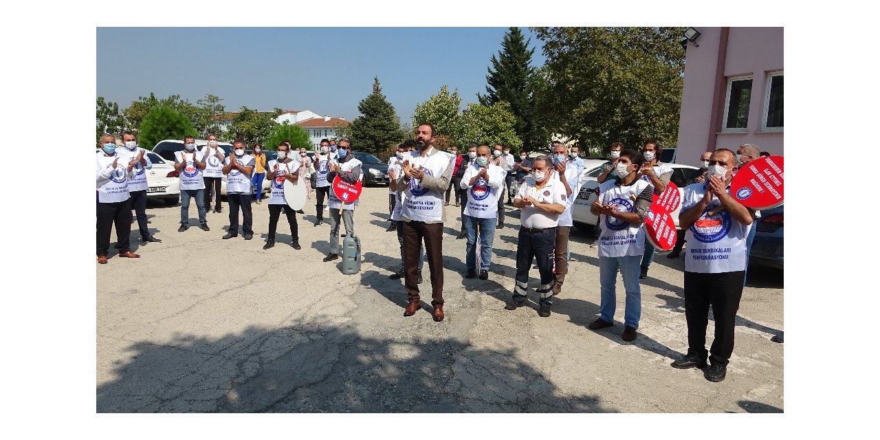 Sağlık çalışanları alkışları bakanlık yetkililerine iade etti