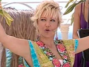 Sunucu canlı yayında yere yuvarlandı