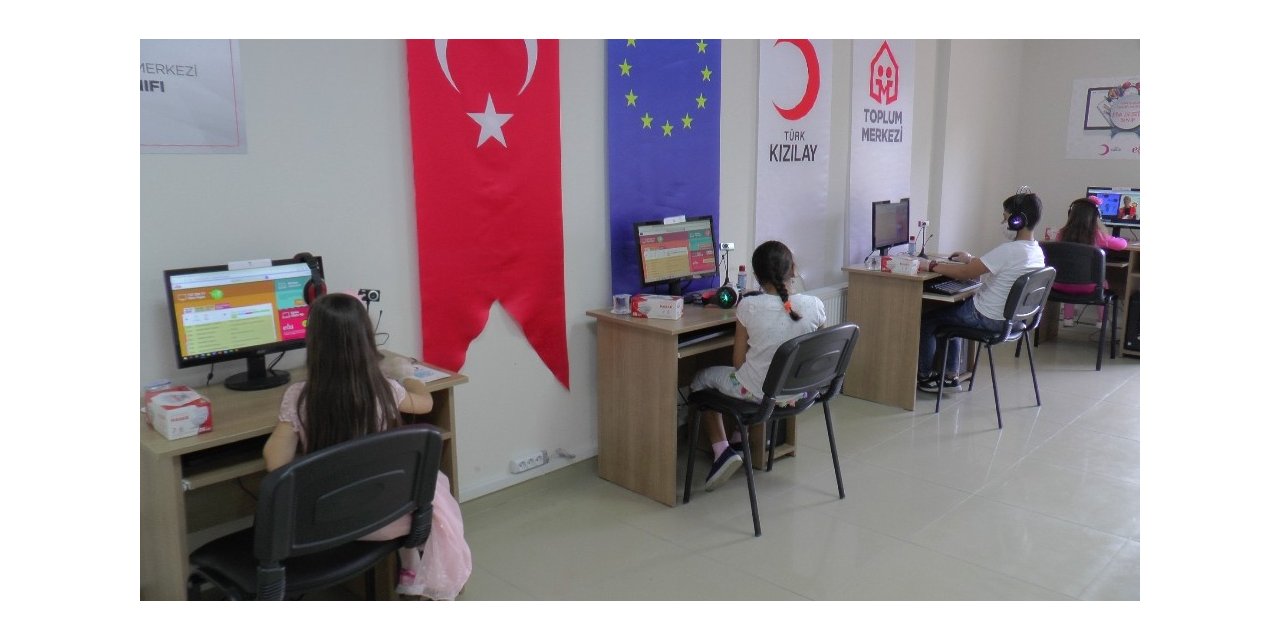 Türk Kızılay, EBA destek noktaları ile öğrencilerin uzaktan eğitimine yardımcı oluyor