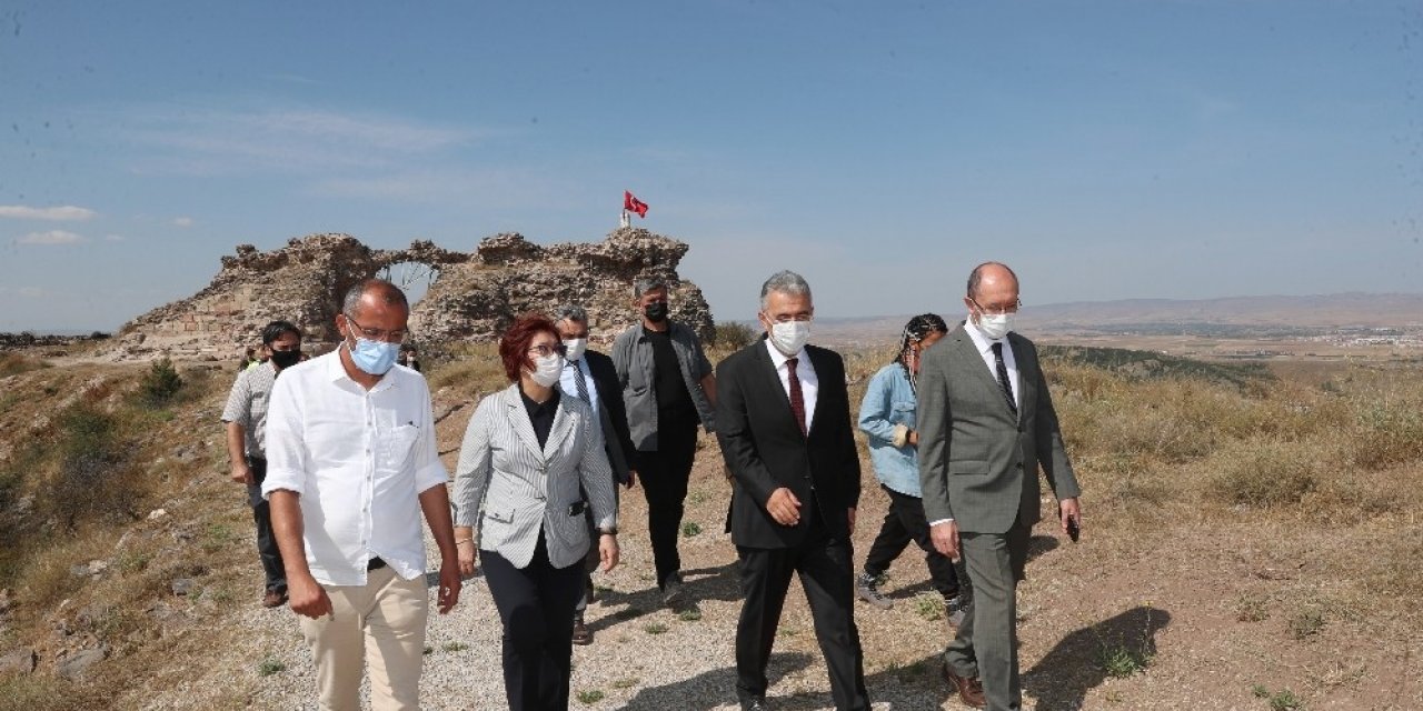 Vali Ayyıldız, Karacahisar Kalesi arkeolojik kazı alanını ziyaret etti