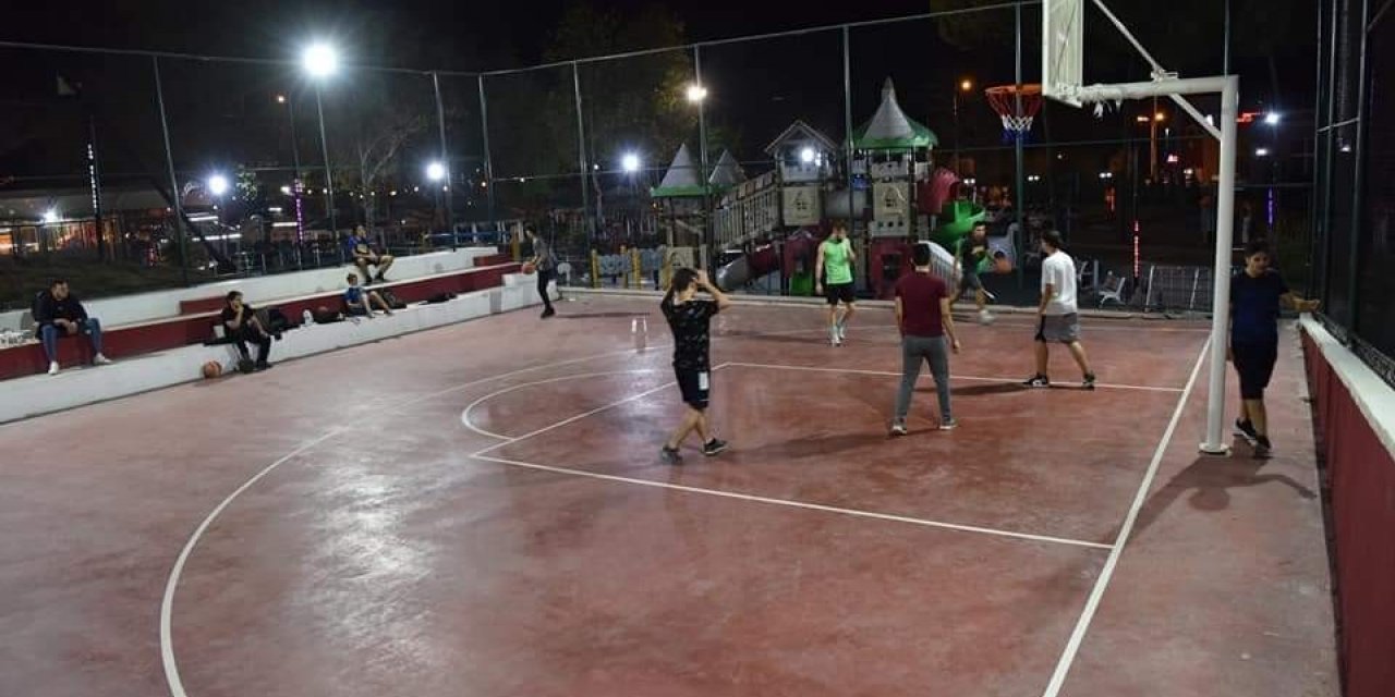 Çan Belediyesi yeni basketbol sahası yapımını tamamladı ve mevcut halı saha yeniledi