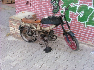 Çalışmayan motosikletini yaktı