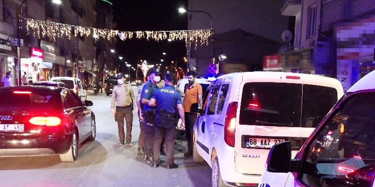 17 yaşındaki genç 20 yaşındaki husumetlisi ve araya giren kuzenini bıçakladı