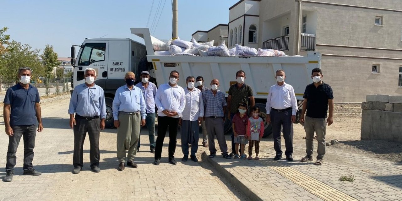 Başkan Fırat, yardım kampanyasına bademle destek