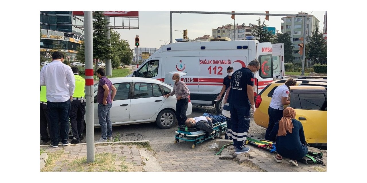 Elazığ’da otomobiller çarpıştı:2 yaralı