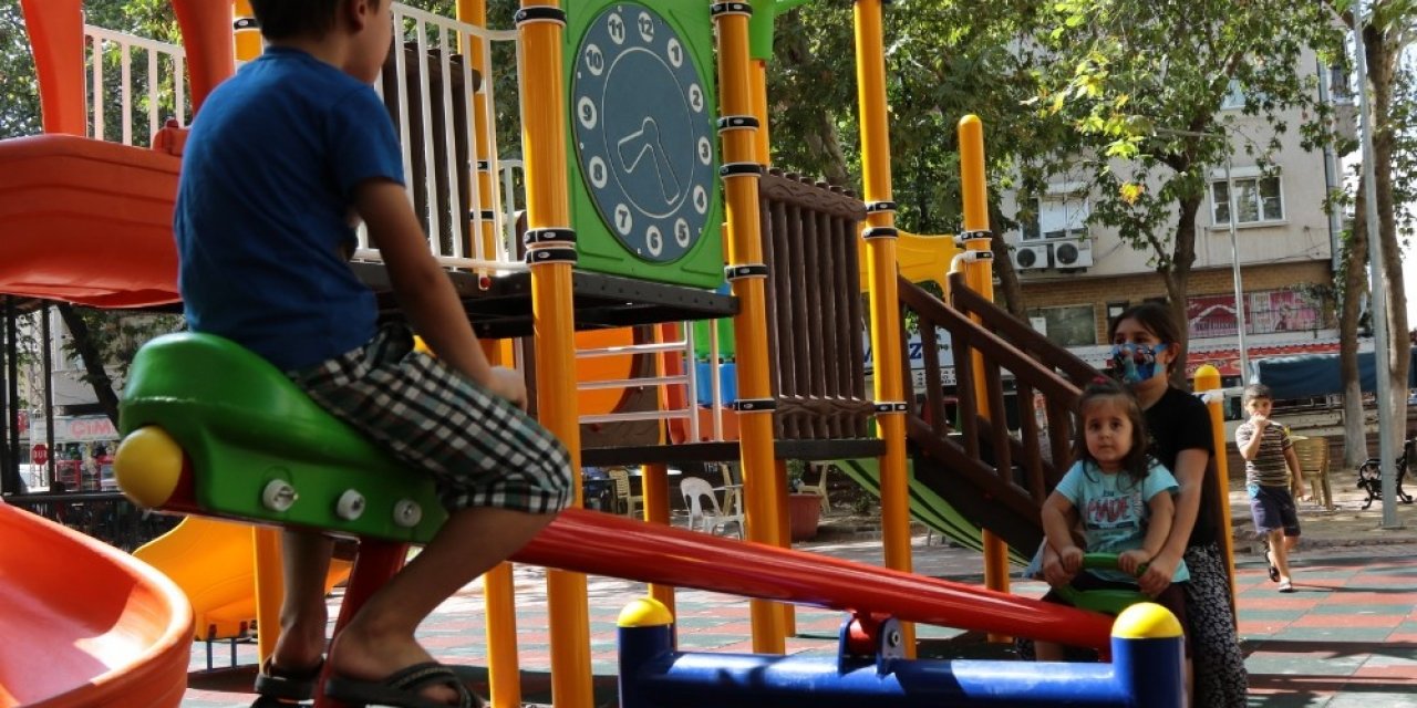 Akhisar Belediyesinden çocuklara 7 yeni oyun parkı