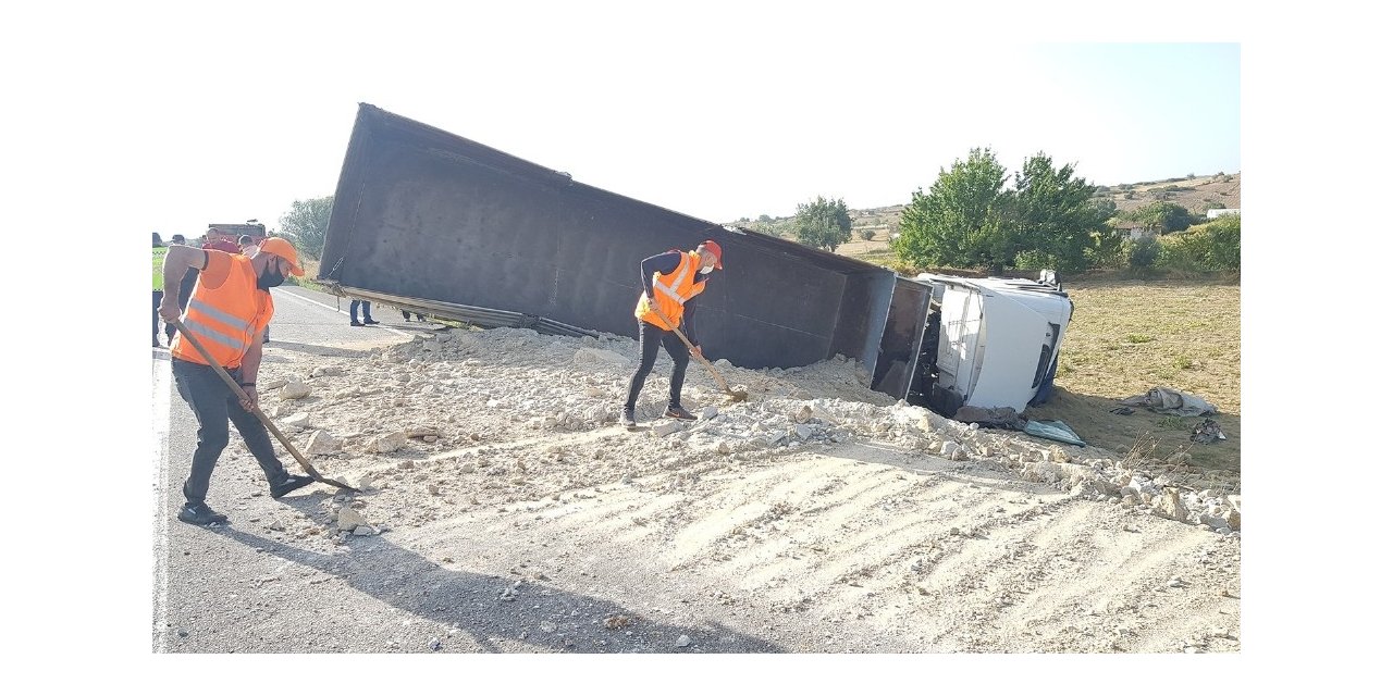 Kaya parçaları yüklü tır devrildi: 1 yaralı