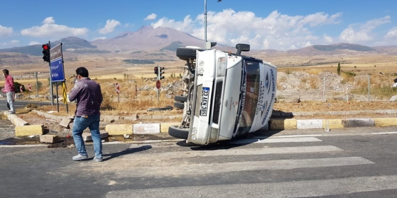 Kamyonla minibüs çarpıştı: 7 yaralı