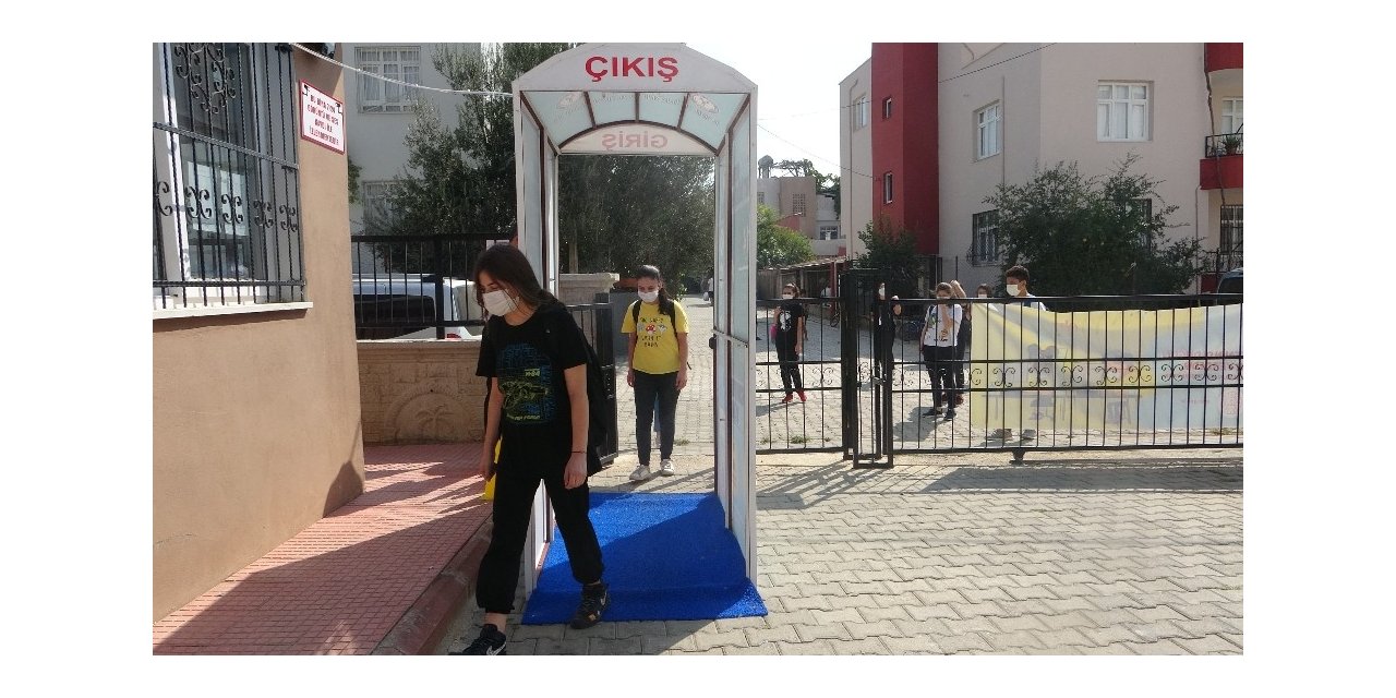 Veli ve öğretmenler iş birliği yaptı, okula dezenfektan tüneli kuruldu