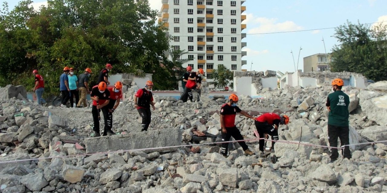İHH Gönüllüleri Enkazda Arama Kurtarma Eğitimleri için Kayseri’de