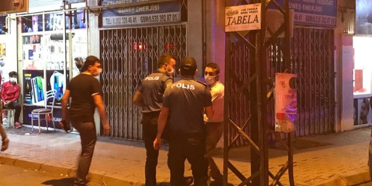 Çatıya çıkan şahsı izlemeye geldiler, ceza yiyip gittiler