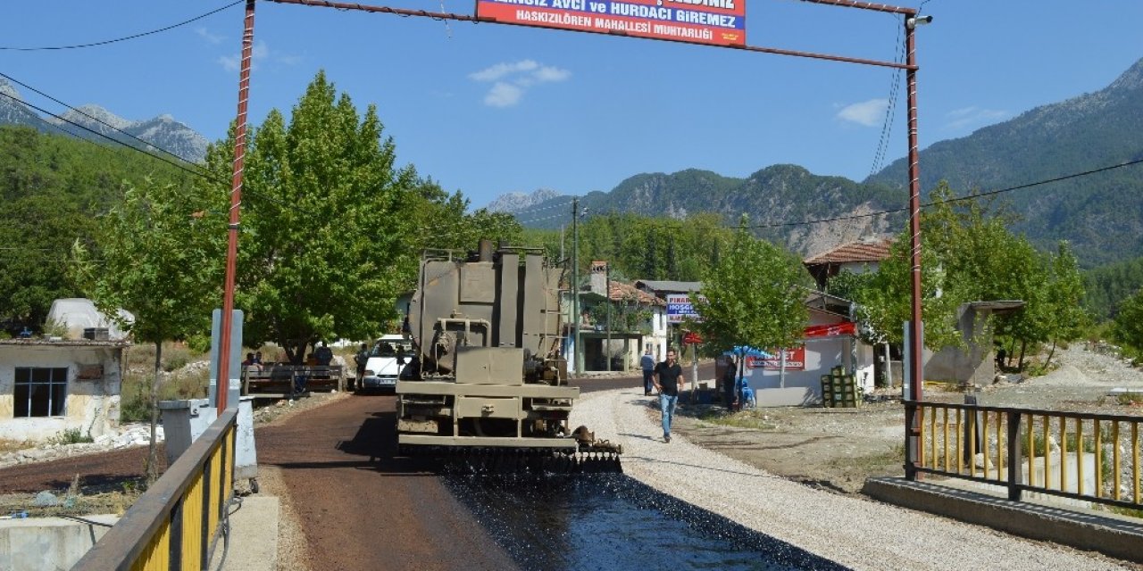 Serik’in altı mahallesini birleştiren grup yolu sathi asfaltla kaplanıyor